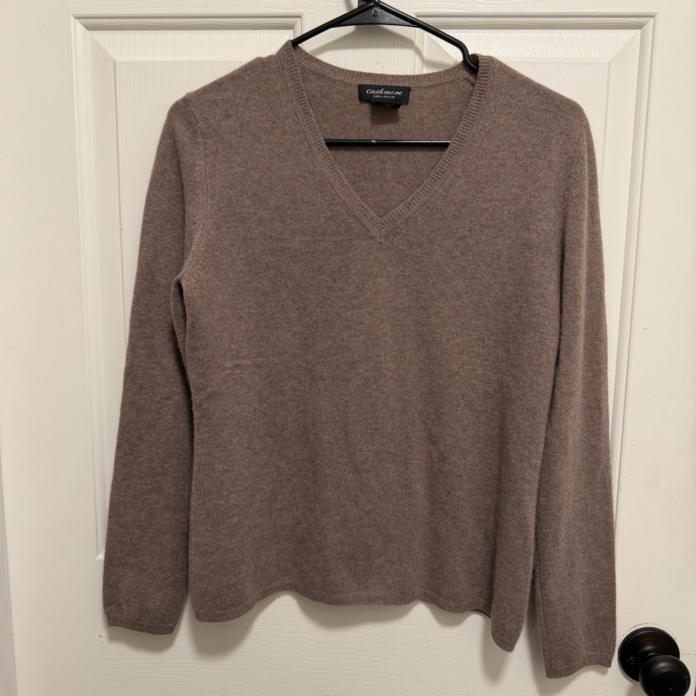 Lord & Taylor Cashmere Sweater V-Neck Size  Medium